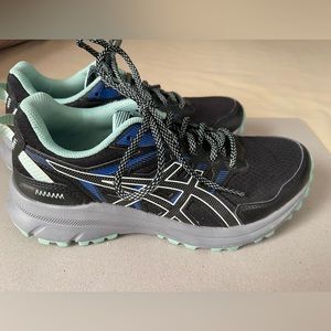 ASICS running training shoes. Mint and black, women’s size 8